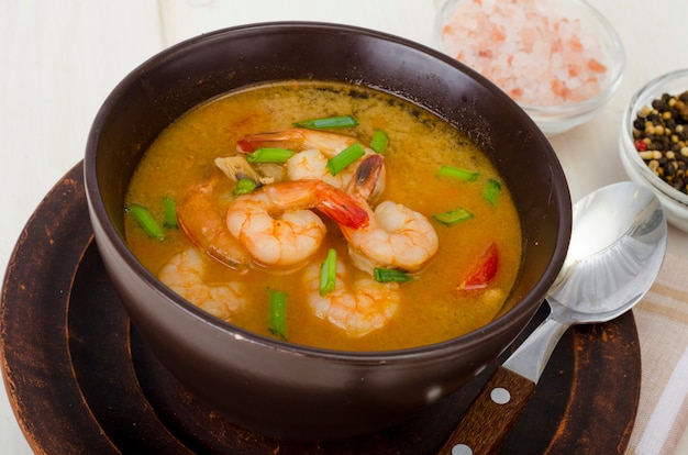 Sopa picante de camarones tailandeses