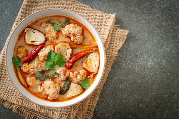 Foto sopa picante de cerdo hervida con champiñones - tom yum - estilo de comida asiática