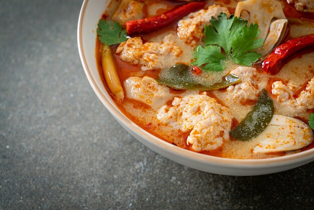 sopa picante de cerdo hervida con champiñones - Tom Yum - estilo de comida asiática