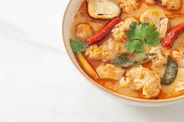 sopa picante de cerdo hervida con champiñones - Tom Yum - estilo de comida asiática