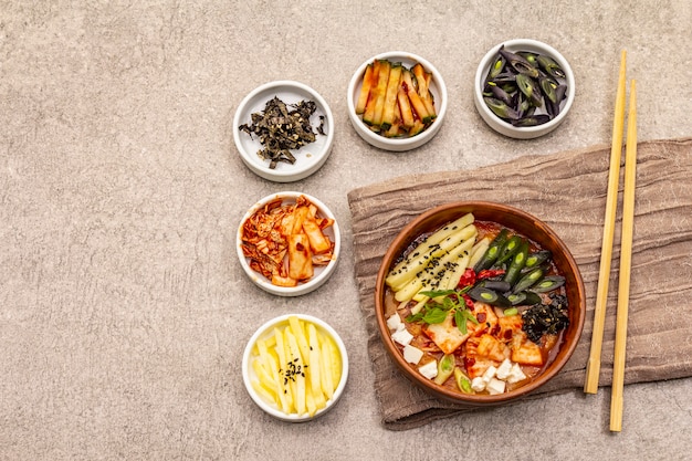 Sopa picante coreana tradicional com kimchi, tofu, legumes. Prato quente para uma refeição saudável