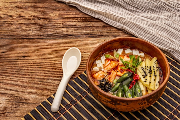 Sopa picante coreana tradicional com kimchi, tofu, legumes. Prato quente para uma refeição saudável