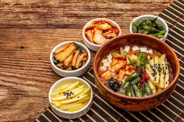 Sopa picante coreana tradicional com kimchi, tofu, legumes. Prato quente para uma refeição saudável