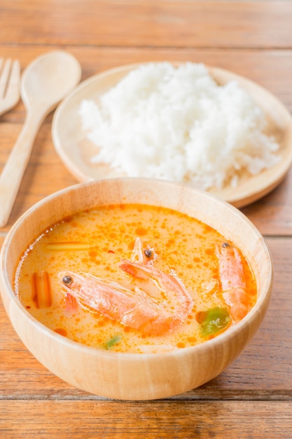 Foto sopa picante e arroz de jasmim tailandês refeição fácil
