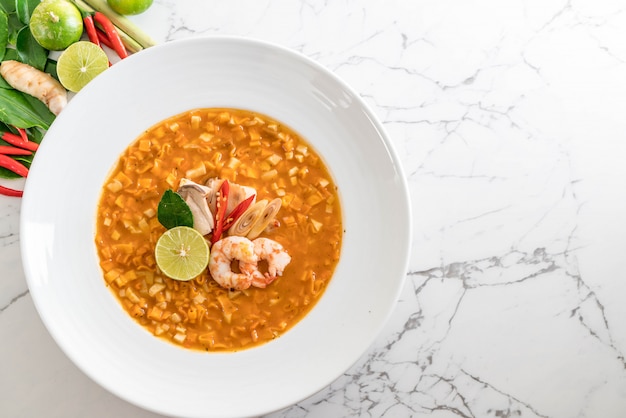 Sopa Picante De Fideos Con Camarones