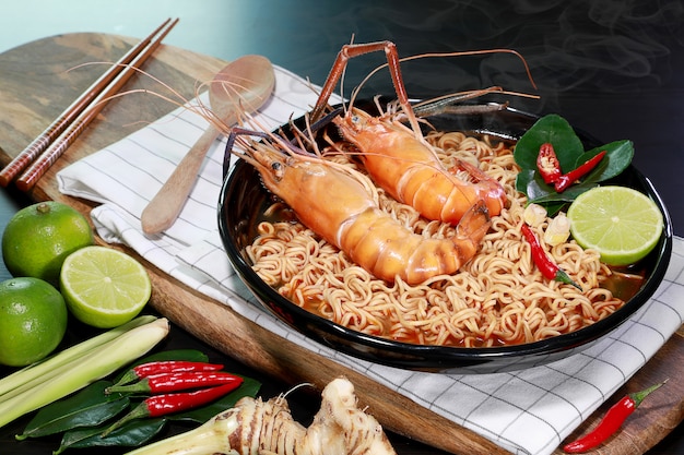 Sopa picante de fideos instantáneos con camarones de ríos en la parte superior, nombre Tom Yum Kung en Thailand Foods Style.