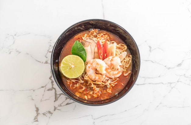 Sopa picante de fideos instantáneos con camarones.