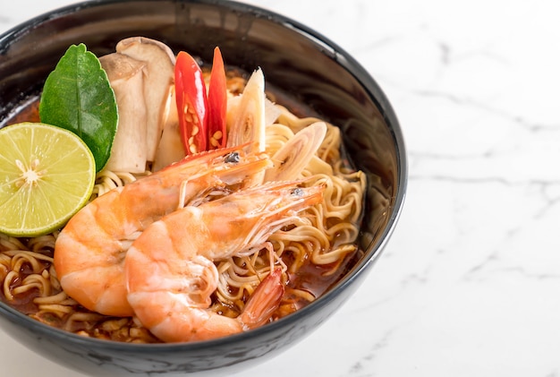 Sopa picante de fideos instantáneos con camarones.