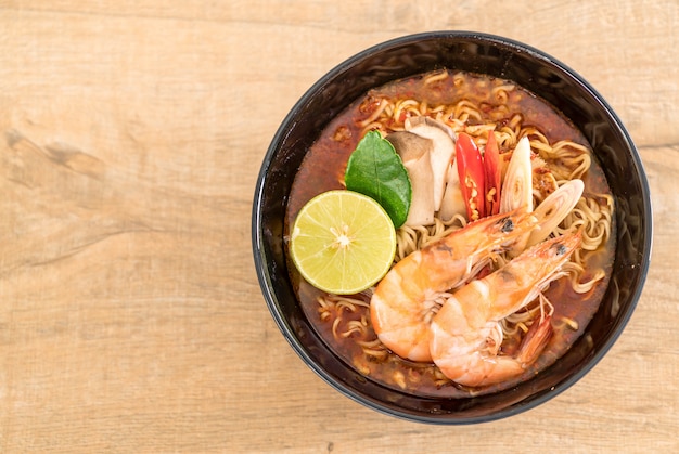 Sopa picante de fideos instantáneos con camarones.