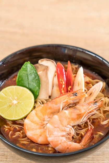 Sopa picante de fideos instantáneos con camarones.