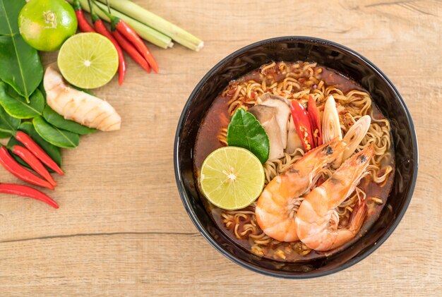 Sopa picante de fideos instantáneos con camarones.