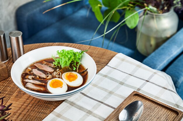 Sopa picante fresca com pato, ovo, cogumelos e macarrão