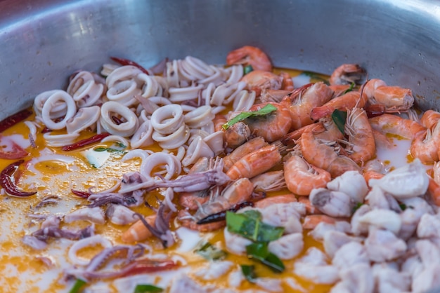 Sopa picante de mariscos de gambas (Tom Yum Goong) es una famosa comida tailandesa tiene un picante