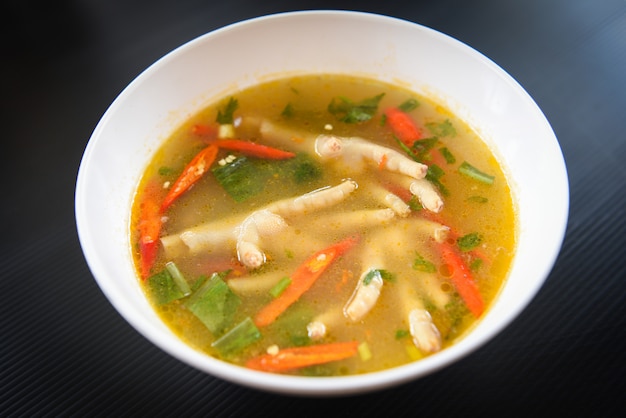 Sopa picante de patas de pollo