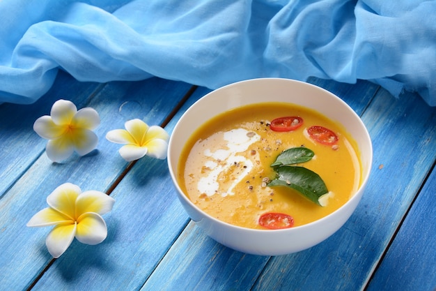 Sopa picante tailandesa de calabaza y leche de coco