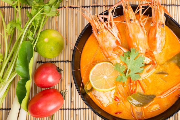 Foto sopa picante tailandesa de camarones tom yum goong