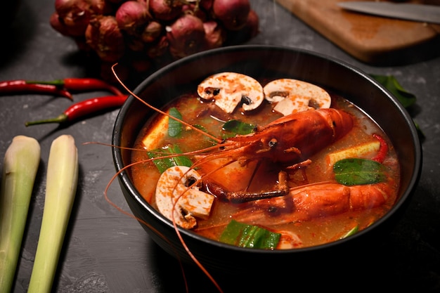Sopa picante tailandesa con gambas y champiñones Tom Yam Kung