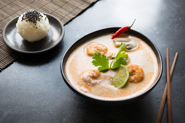 Sopa picante tailandesa de Tom Yam Kung con camarones, mariscos, leche de coco, ají y arroz.