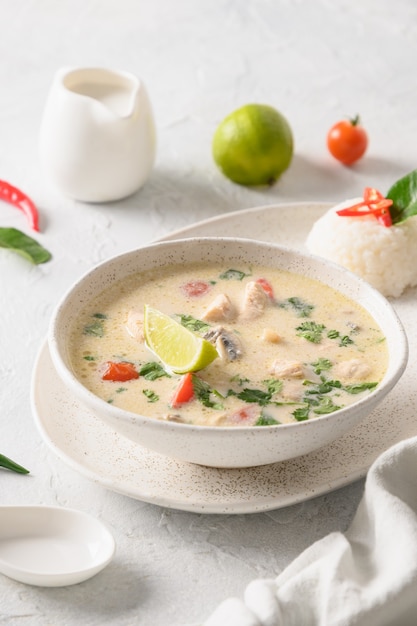 Sopa picante tom kha gai de coco con pollo, tomate cherry, comida tailandesa asiática