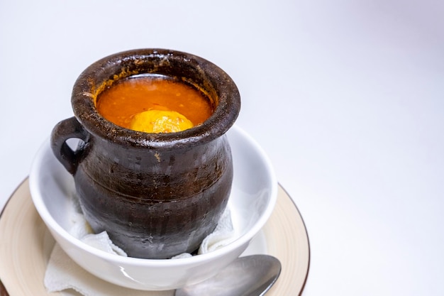 Sopa piti plato tradicional azerbaiyano Sopa en una jarra de barro Menú del restaurante Plato nacional del país oriental Jarra de cerámica con caldo