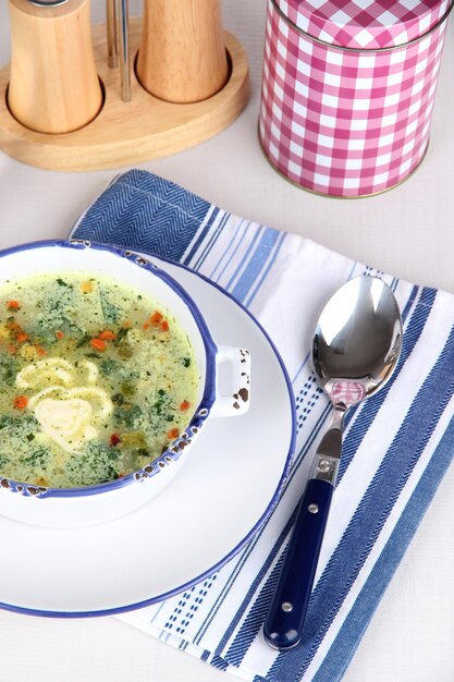 Sopa en plato sobre servilleta en mesa