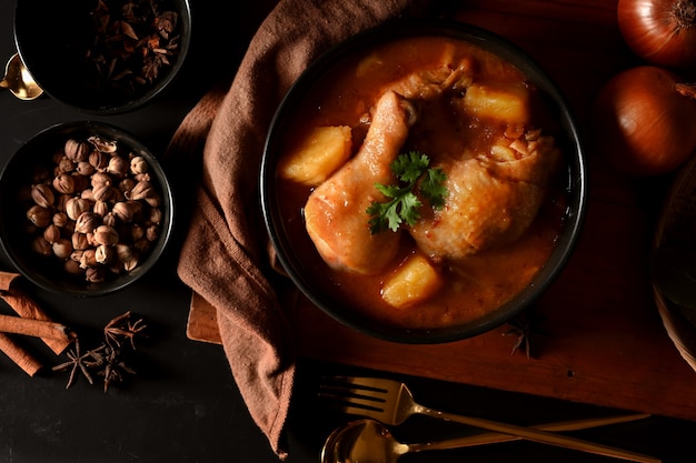sopa de pollo al curry de Massaman