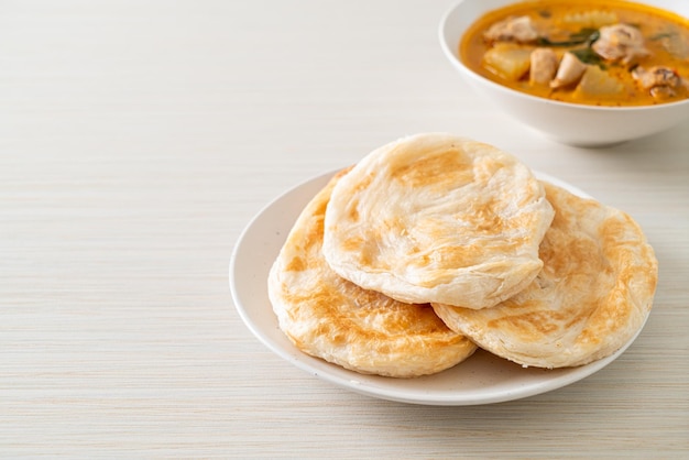Sopa de pollo al curry con roti o naan con pollo tikka masala - Estilo de comida asiática