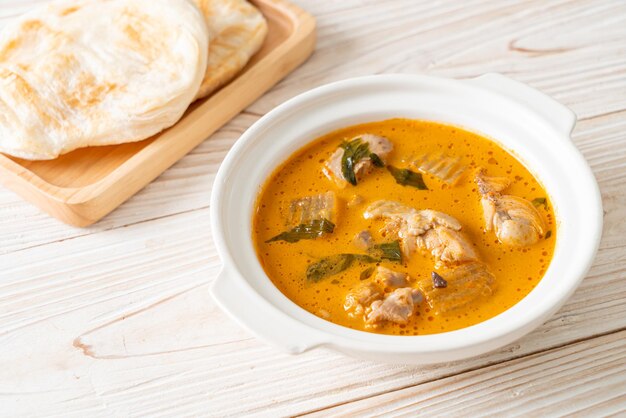 Sopa de pollo al curry con roti o naan con pollo tikka masala - Estilo de comida asiática