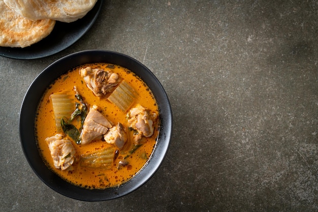 Sopa de pollo al curry con roti o naan con pollo tikka masala - Estilo de comida asiática