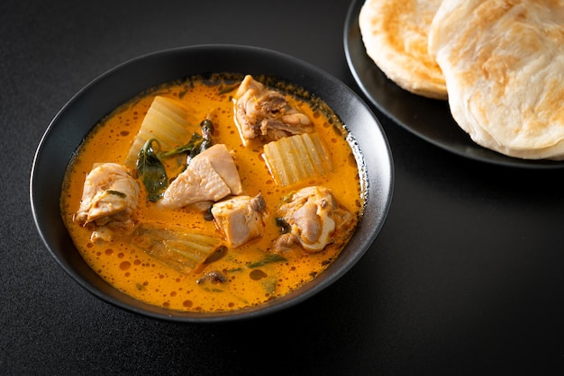 Sopa de pollo al curry con roti