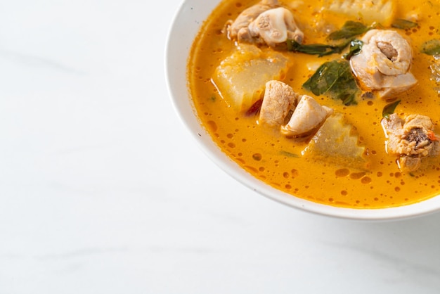 Sopa de pollo al curry con roti