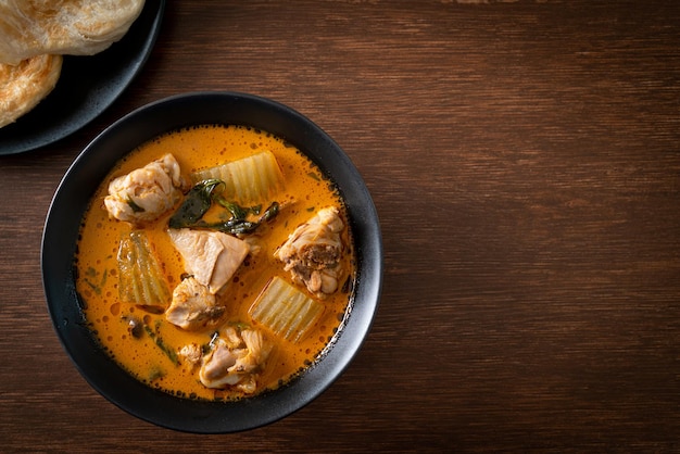 Sopa de pollo al curry con roti