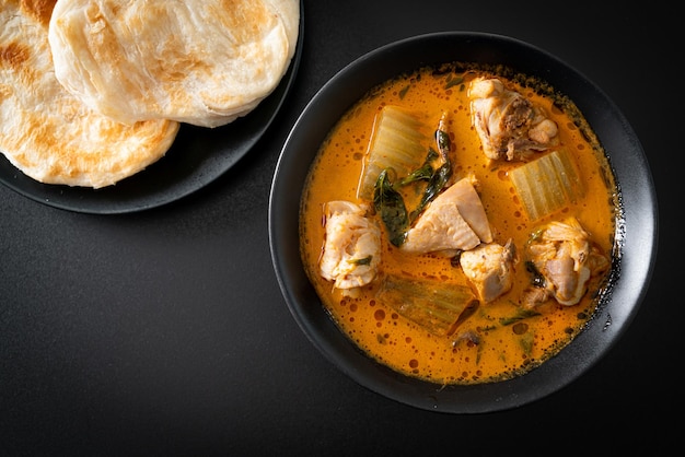 Sopa de pollo al curry con roti