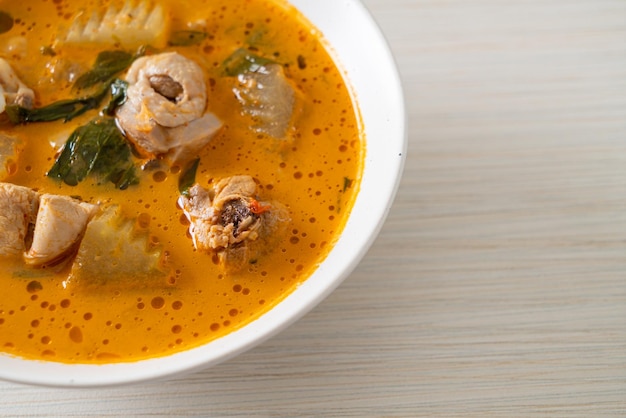 Sopa de pollo al curry con roti