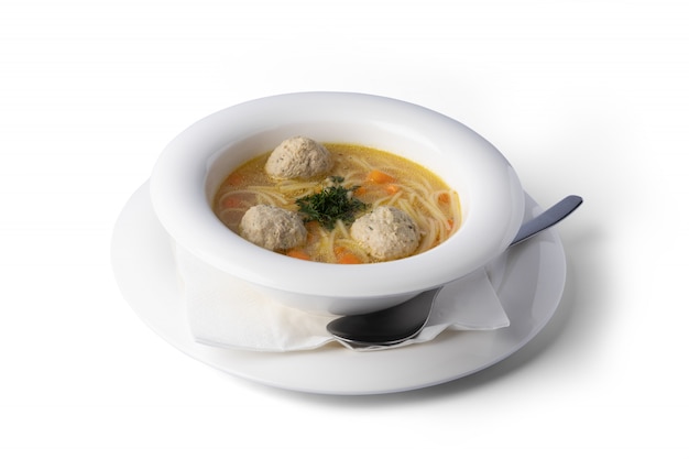 Sopa de pollo con albóndigas en un plato blanco, para entrega