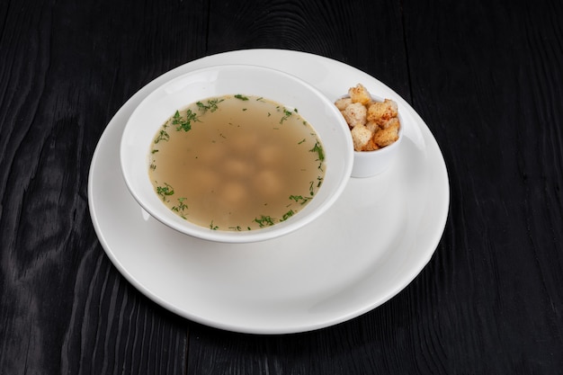 Foto sopa de pollo albóndigas de pollo