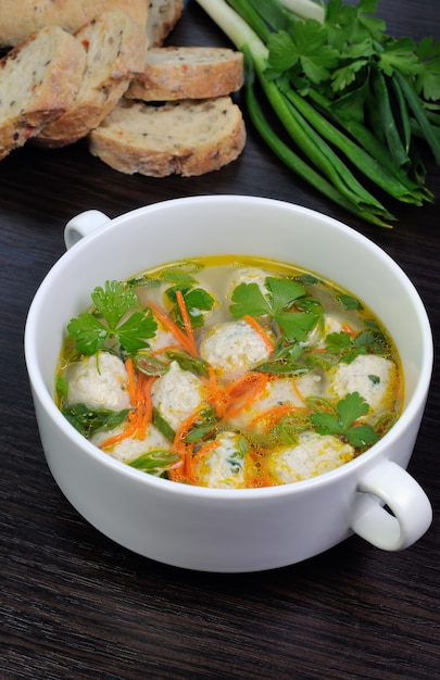 Sopa de pollo fácil con albóndigas, cebollas verdes y perejil