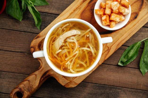 Sopa de pollo con fideos y picatostes