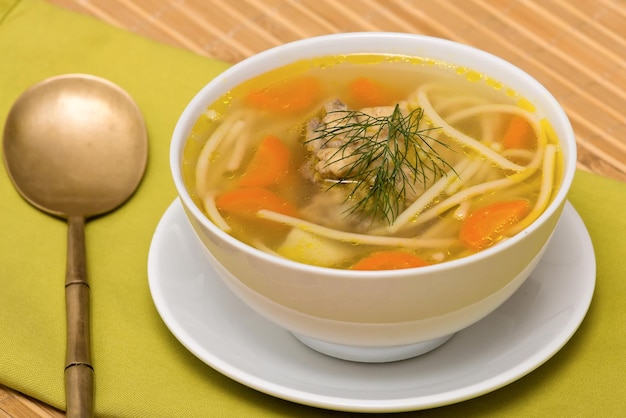 Sopa de pollo con fideos y verduras