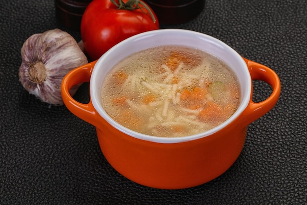 Sopa de pollo con fideos