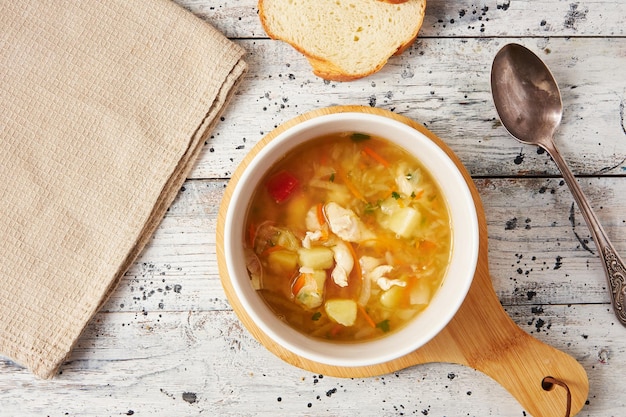 Sopa de pollo con flatlay de repollo fresco