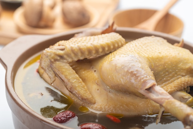 Sopa de pollo guisada con hierbas medicinales chinas