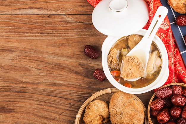 Sopa de pollo guisado con hierbas