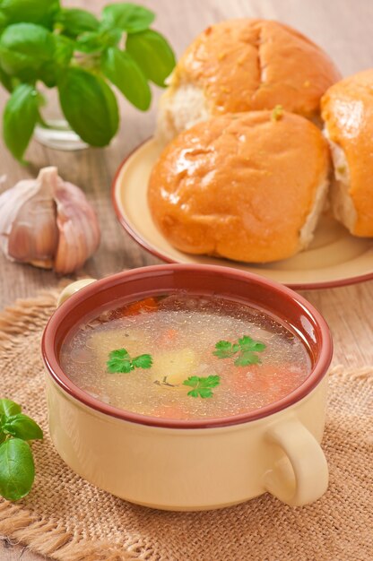 Sopa de pollo en el tazón de cerámica marrón