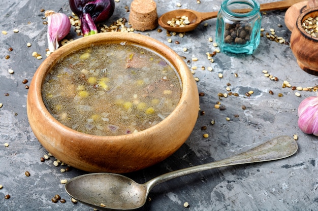 Sopa de pollo tradicional peruana