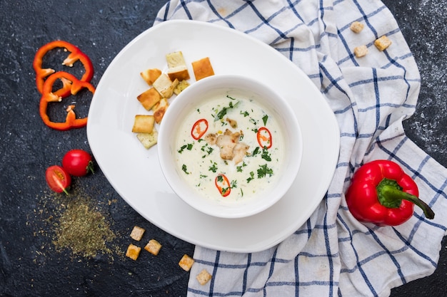 Sopa poner crema de la seta con los champiñones, crema, cebolla, ajo aislado en el fondo blanco.