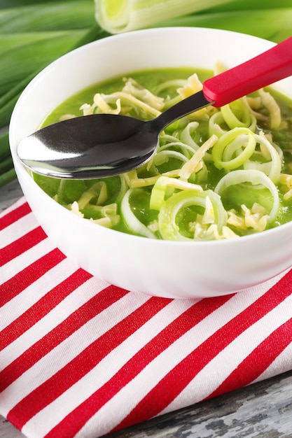 Sopa de puerros en la mesa de cerca