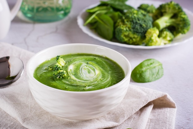 Sopa de puré de brócoli fresco en un bol sobre la mesa Comida vegetariana