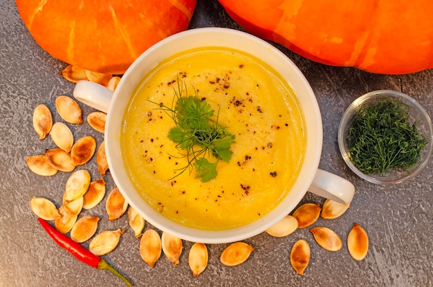 Sopa de puré de calabaza caliente sobre una mesa de madera