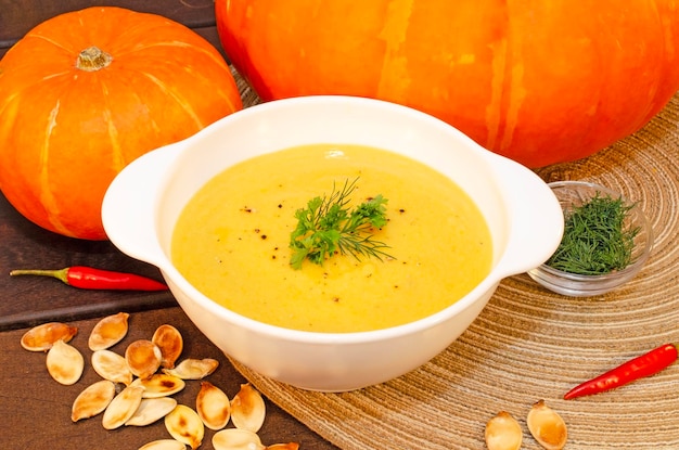 Sopa de puré de calabaza caliente sobre una mesa de madera